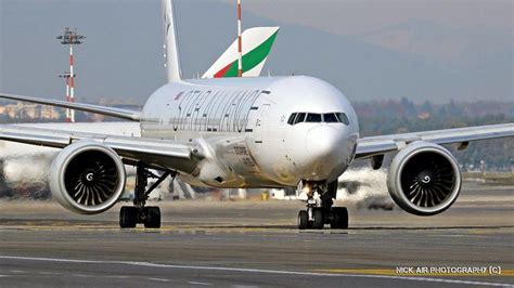 Boeing 777 (Triple Seven) .